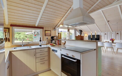 Varpu - 1.6Km from the Sea: Maison, Domicile, Porte, Toit, Chalet, Biens, Jardin, Ombre, Siding, Cour