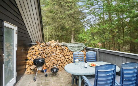 Varpu - 1.6Km from the Sea: Maison, Domicile, Porte, Toit, Chalet, Biens, Jardin, Ombre, Siding, Cour