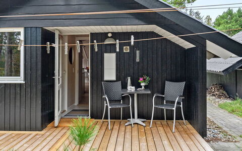Varpu - 1.6Km from the Sea: Maison, Domicile, Porte, Toit, Chalet, Biens, Jardin, Ombre, Siding, Cour