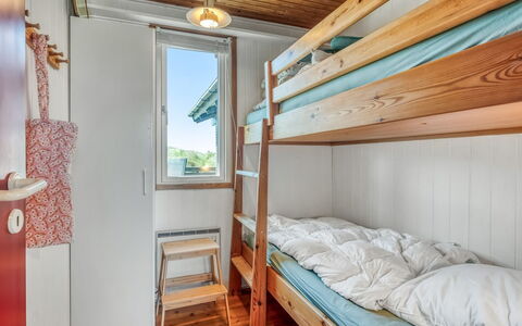 Thorid - 200M from the Sea: Bois, Domicile, Plafond, Porte, Chambre, Tache De Bois, Dur, Cadre De Lit, Planche, Lit