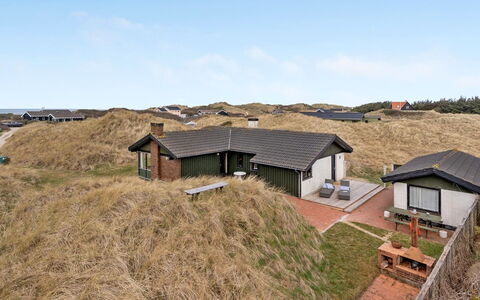 Thorid - 200M from the Sea: Toit, Domicile, Chalet, Siding, Ombre, Ferme, Biens, Allée, Batiments Jardin, Cour
