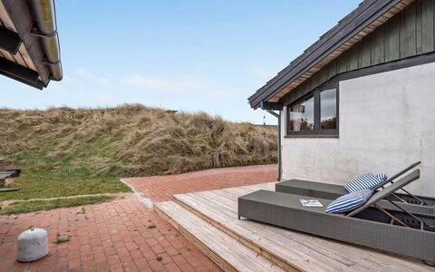 Thorid - 200M from the Sea: Toit, Domicile, Chalet, Siding, Ombre, Ferme, Biens, Allée, Batiments Jardin, Cour