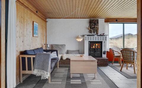 Thorid - 200M from the Sea: Toit, Domicile, Chalet, Siding, Ombre, Ferme, Biens, Allée, Batiments Jardin, Cour