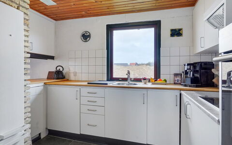 Thorid - 200M from the Sea: Toit, Domicile, Chalet, Siding, Ombre, Ferme, Biens, Allée, Batiments Jardin, Cour