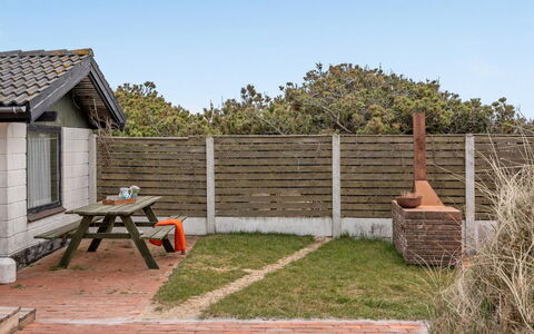Thorid - 200M from the Sea: Toit, Domicile, Chalet, Siding, Ombre, Ferme, Biens, Allée, Batiments Jardin, Cour