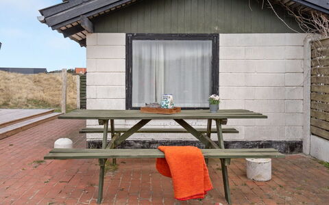 Thorid - 200M from the Sea: Toit, Domicile, Chalet, Siding, Ombre, Ferme, Biens, Allée, Batiments Jardin, Cour