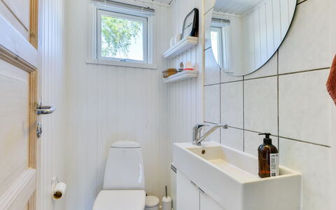 Gustina - 1.2Km from the Sea: Siège De Toilette, Luminaire Plomberie, Toilette, Sol, Salle De Bains, Sol, Design Intérieur, Plomberie, Robinet, Évier