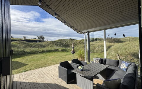 Ejnarine - 300M from the Sea: Toit, Porche, Meubles, Lot Terre, Ombre, Mobilier De Jardin, Structure En Plein Air, Plate-Forme, Chaise, Chalet