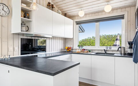 Ejnarine - 300M from the Sea: Cuisine, Comptoir, Appareil De Cuisine, Design Intérieur, Bois, Principaux Appliance, Plafond, Cabinetry, Électroménager, Cuisinière