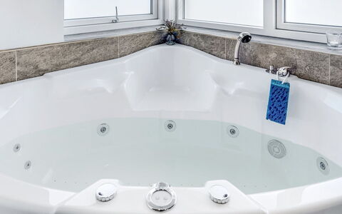 Ejnarine - 300M from the Sea: Baignoire, Luminaire Plomberie, Salle De Bains, Plomberie, Composite, Jacuzzi, Matériau Naturel, Robinet