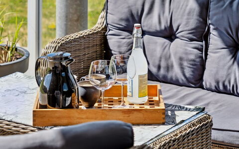 Ejnarine - 300M from the Sea: Meubles, Mobilier De Jardin, Table, Drinkware, Aliments, Chaise, Tableau De Plein Air, Fruit, Dur, Plate-Forme