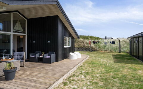 Ejnarine - 300M from the Sea: Bois, Toit, Domicile, Maison, Chalet, Siding, Lot Terre, Porte, Porche, Batiments Jardin