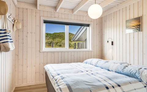 Ejnarine - 300M from the Sea: Bois, Chambre, Domicile, Sol, Lit, Drap De Lit, Literie, Cadre De Lit, Dur, Plafond