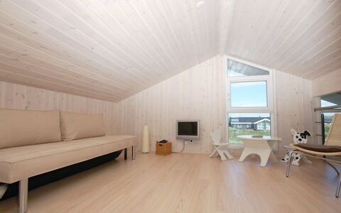 Ung - 150M from the Sea: Sol, Mur, Sol, Design Intérieur, Bois, Plafond, Parquet, Éclairage, Meubles, Revêtement De Sol Stratifié