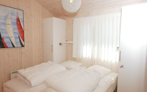 Ung - 150M from the Sea: Sol, Mur, Sol, Design Intérieur, Bois, Plafond, Parquet, Éclairage, Meubles, Revêtement De Sol Stratifié
