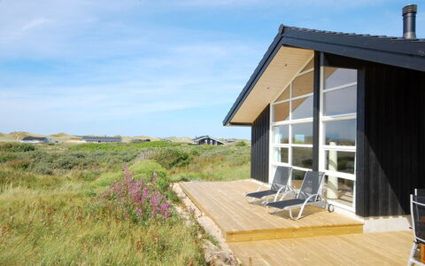 Ung - 150M from the Sea: Sol, Mur, Sol, Design Intérieur, Bois, Plafond, Parquet, Éclairage, Meubles, Revêtement De Sol Stratifié