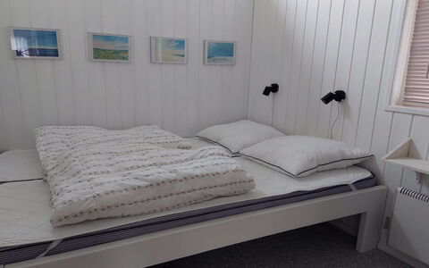 Liisi - 500M from the Sea: Chambre, Bois, Lit, Drap De Lit, Literie, Sol, Sol, Meubles, Design Intérieur, Cadre De Lit