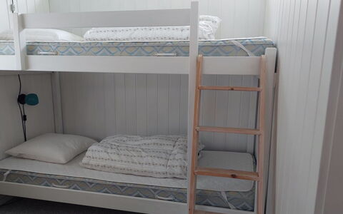 Liisi - 500M from the Sea: Lit Superposé, Bois, Chambre, Lit, Literie, Sol, Drap De Lit, Dortoir, Cadre De Lit, Hôtel