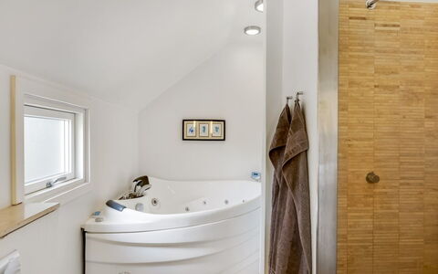 Ger - 200M from the Sea: Design Intérieur, Luminaire Plomberie, Baignoire, Sol, Salle De Bains, Sol, Plafond, Plomberie, Domicile, Robinet