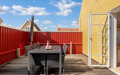 Caranus - 900M from the Sea: Appartement, Ombre, Balcon, Chaise, Clôture, Mobilier De Jardin, Aluminium, Gazon Artificiel