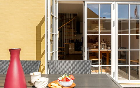 Caranus - 900M from the Sea: Appartement, Ombre, Balcon, Chaise, Clôture, Mobilier De Jardin, Aluminium, Gazon Artificiel