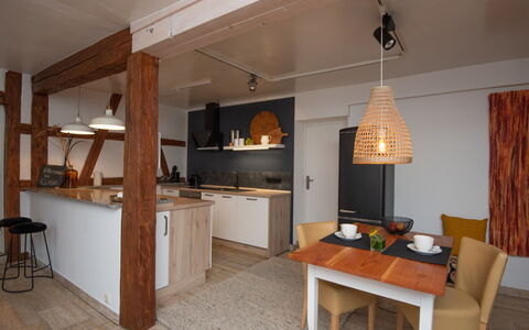 Eliese: Plante, Bois, Ciel, Arbre, Ombre, Lot Terre, Table, Herbe, Bâtiment, Brickwork