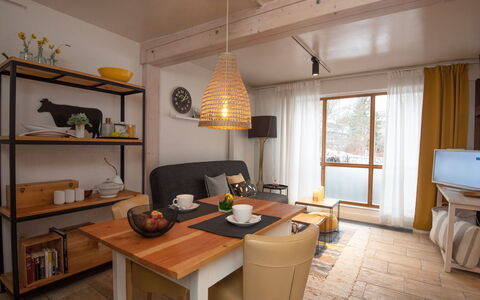 Eliese: Plante, Bois, Ciel, Arbre, Ombre, Lot Terre, Table, Herbe, Bâtiment, Brickwork