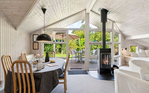 Batsha - 350M from the Sea: Bois, Plafond, Design Intérieur, Domicile, Chalet, Luminaire, Salon, Chaise, Dur, Porche