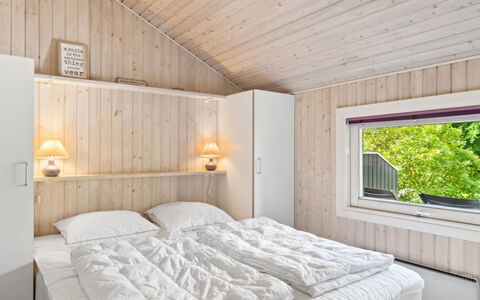 Batsha - 350M from the Sea: Bois, Chambre, Domicile, Lit, Plafond, Literie, Gelé, Drap De Lit, Chalet, Cadre De Lit