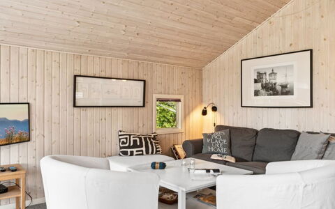 Batsha - 350M from the Sea: Bois, Design Intérieur, Meubles, Sol, Plafond, Domicile, Salon, Sol, Pièce, Canapé