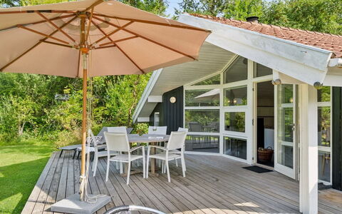 Batsha - 350M from the Sea: Domicile, Ombre, Mobilier De Jardin, Porche, Chalet, Plate-Forme, Chaise, Dur, Biens, Planche