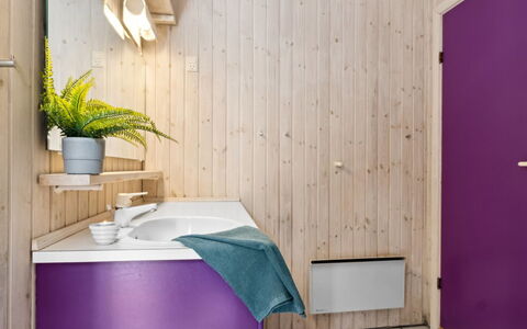Batsha - 350M from the Sea: Bois, Design Intérieur, Sol, Luminaire Plomberie, Sol, Salle De Bains, Rose, Domicile, Plomberie, Pièce