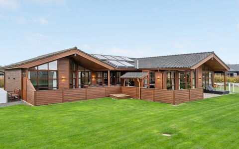 Niela - 800M from the Sea: Bois, Domicile, Toit, Chalet, Porte, Biens, Cour, Pelouse, Jardin, Siding
