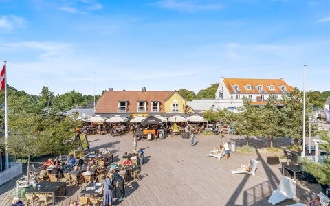 Niela - 800M from the Sea: Ciel, Espace Public, Loisir, Ombre, Pôle, Mobilier De Jardin, Chaise, Tableau De Plein Air, Parapluie, Boardwalk