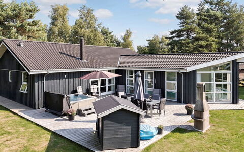 Toa - 600M from the Sea: Toit, Maison, Lot Terre, Domicile, Chalet, Biens, Batiments Jardin, Ombre, Cabane En Rondins, Aménagement Paysager