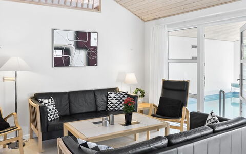 Toa - 600M from the Sea: Maison, Domicile, Toit, Chalet, Arbuste, Siding, Porte, Jardin, Ferme