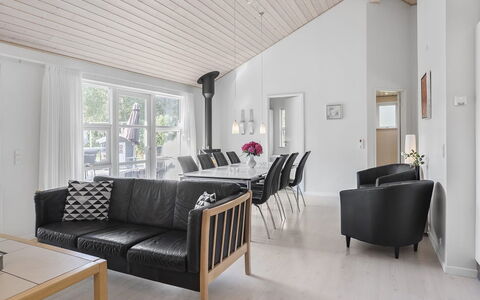 Toa - 600M from the Sea: Maison, Domicile, Toit, Chalet, Arbuste, Siding, Porte, Jardin, Ferme