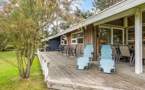 Fatlinda - 1Km from the Sea: Bois, Architecture, Domicile, Dur, Porche, Chalet, Planche, Porte, Biens, Ombre