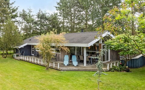 Fatlinda - 1Km from the Sea: Herbe, Arbuste, Maison, Jardin, Domicile, Chalet, Lot Terre, Pelouse, Couverture De Sol
