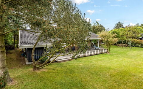 Fatlinda - 1Km from the Sea: Herbe, Arbuste, Maison, Jardin, Domicile, Chalet, Lot Terre, Pelouse, Couverture De Sol