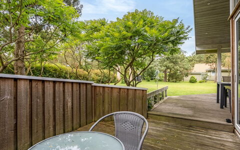 Fatlinda - 1Km from the Sea: Herbe, Arbuste, Maison, Jardin, Domicile, Chalet, Lot Terre, Pelouse, Couverture De Sol