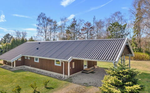 Wegher - 650M from the Sea: Toit, Maison, Lot Terre, Domicile, Chalet, Biens, Batiments Jardin, Ombre, Cabane En Rondins, Aménagement Paysager