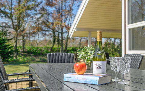 Wegher - 650M from the Sea: Toit, Maison, Lot Terre, Domicile, Chalet, Biens, Batiments Jardin, Ombre, Cabane En Rondins, Aménagement Paysager