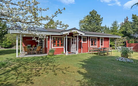 Berit - 700M from the Sea: Bois, Maison, Chalet, Domicile, Toit, Zone Rurale, Siding, Cabane En Rondins, Batiments Jardin, Dur