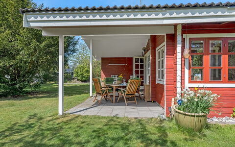 Berit - 700M from the Sea: Bois, Maison, Chalet, Domicile, Toit, Zone Rurale, Siding, Cabane En Rondins, Batiments Jardin, Dur