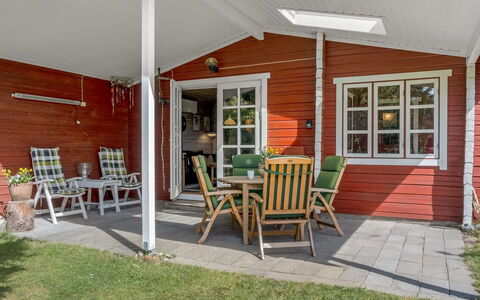 Berit - 700M from the Sea: Bois, Maison, Chalet, Domicile, Toit, Zone Rurale, Siding, Cabane En Rondins, Batiments Jardin, Dur