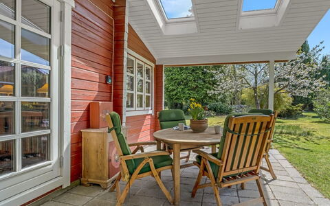 Berit - 700M from the Sea: Bois, Maison, Chalet, Domicile, Toit, Zone Rurale, Siding, Cabane En Rondins, Batiments Jardin, Dur