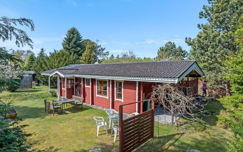 Berit - 700M from the Sea: Bois, Maison, Chalet, Domicile, Toit, Zone Rurale, Siding, Cabane En Rondins, Batiments Jardin, Dur