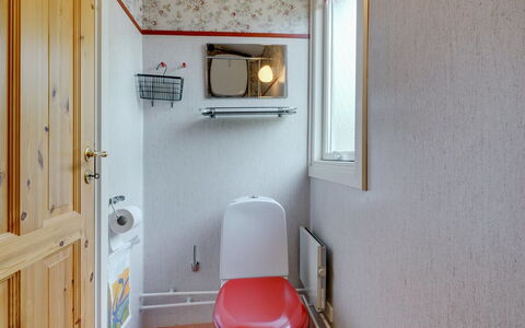 Siem - 650M from the Sea: Sol, Sol, Luminaire Plomberie, Design Intérieur, Toilette, Pièce, Plomberie, Salle De Bains, Siège De Toilette, Évier