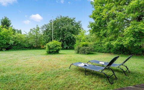 Eeva - 900M from the Sea: Appartement, Ombre, Balcon, Chaise, Clôture, Mobilier De Jardin, Aluminium, Gazon Artificiel